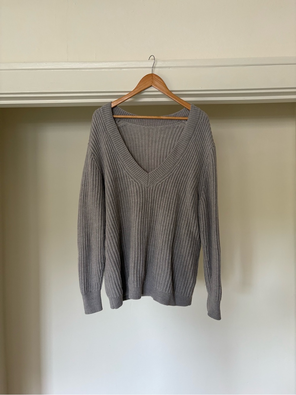 Aritzia Gray Ribbed V-Neck Sweater 100% wool merino